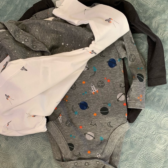 A set of four onesies - Picture 4 of 5